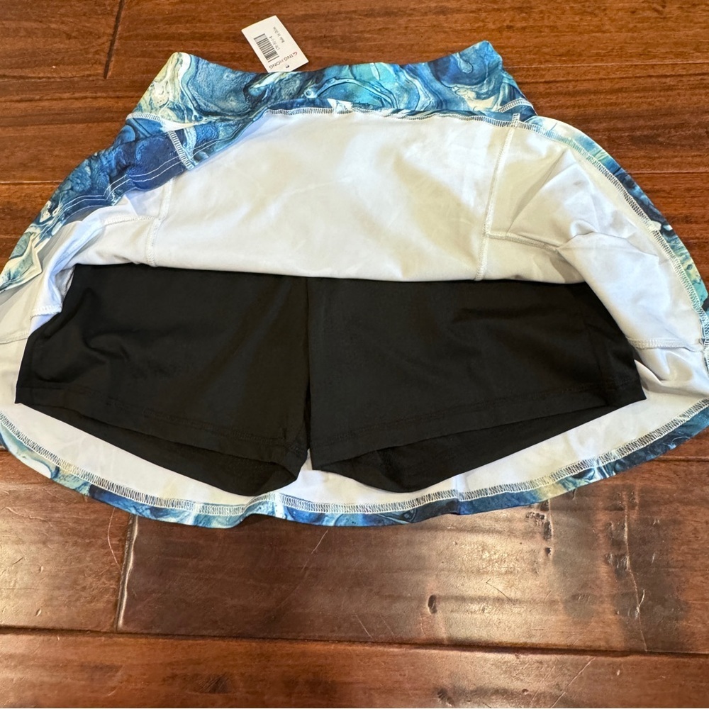 Great shorts, high waisted mtple Blue colored design, shorts underneath, size M. - Picture 4 of 5